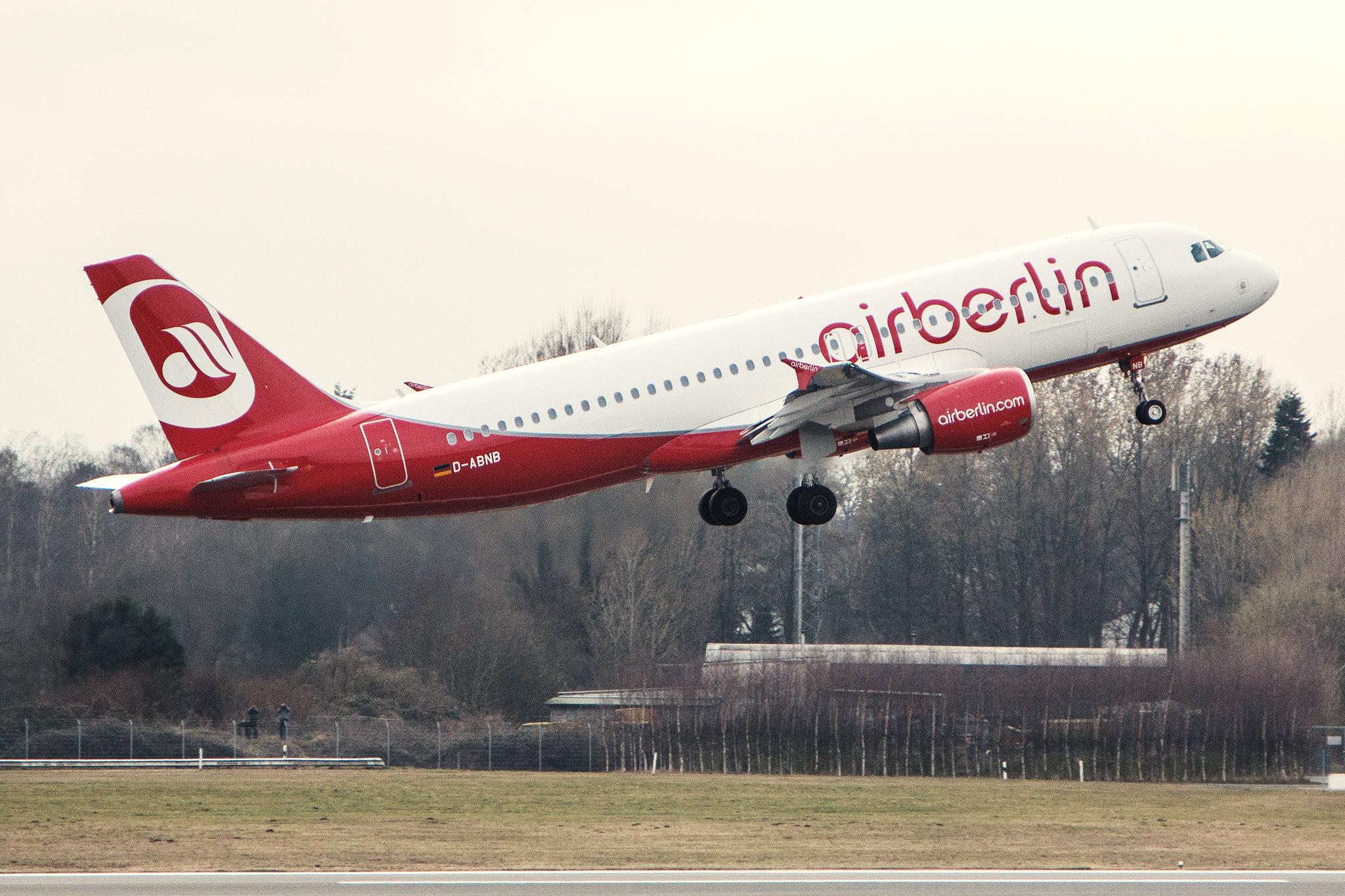 Hamburg Airport: Air Berlin (AB / BER) |  Airbus A320-214 A320 | D-ABNB  | MSN 5246