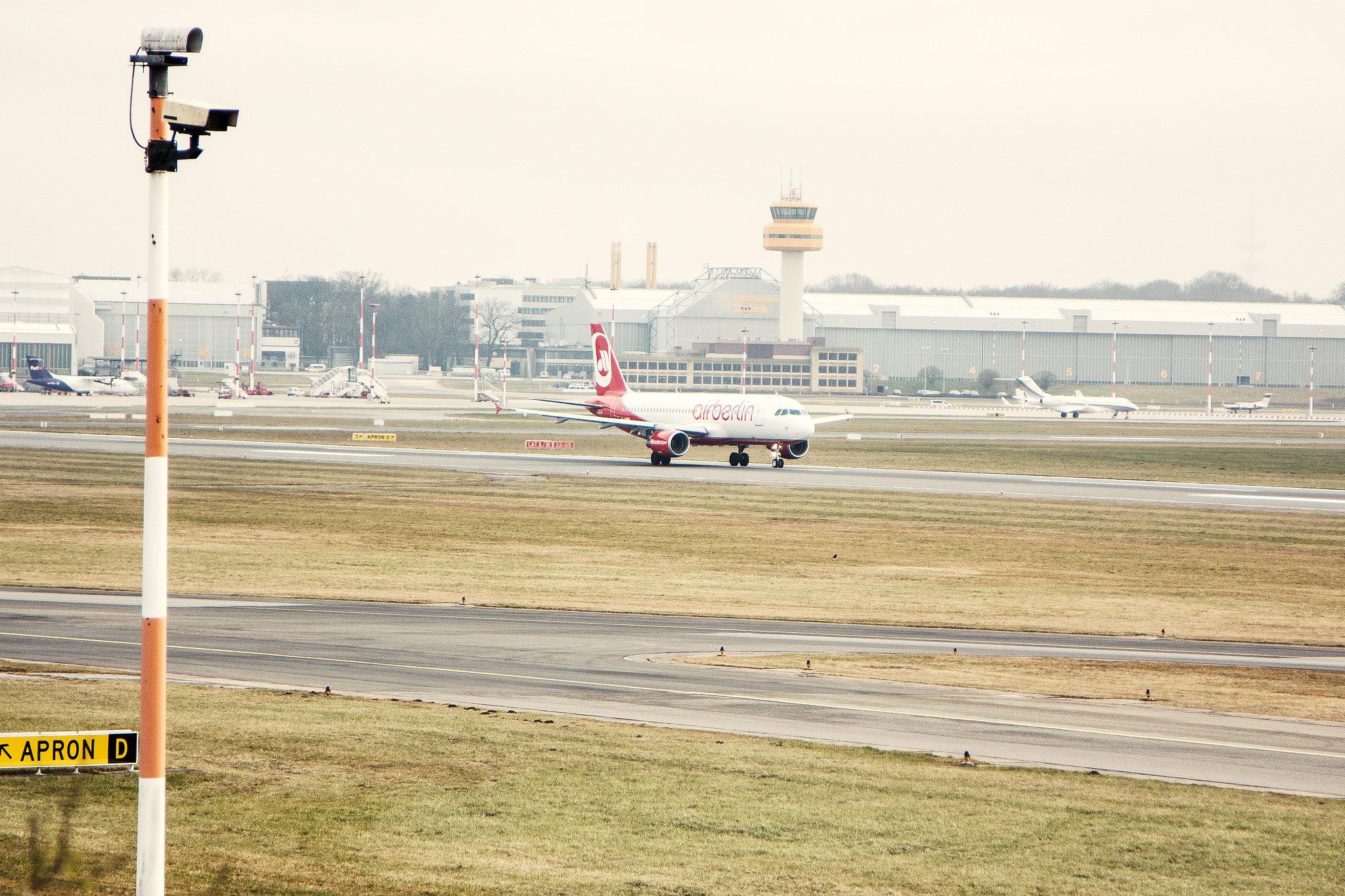 Hamburg Airport: Air Berlin (AB / BER) |  Airbus A320-214 A320 | D-ABNB  | MSN 5246