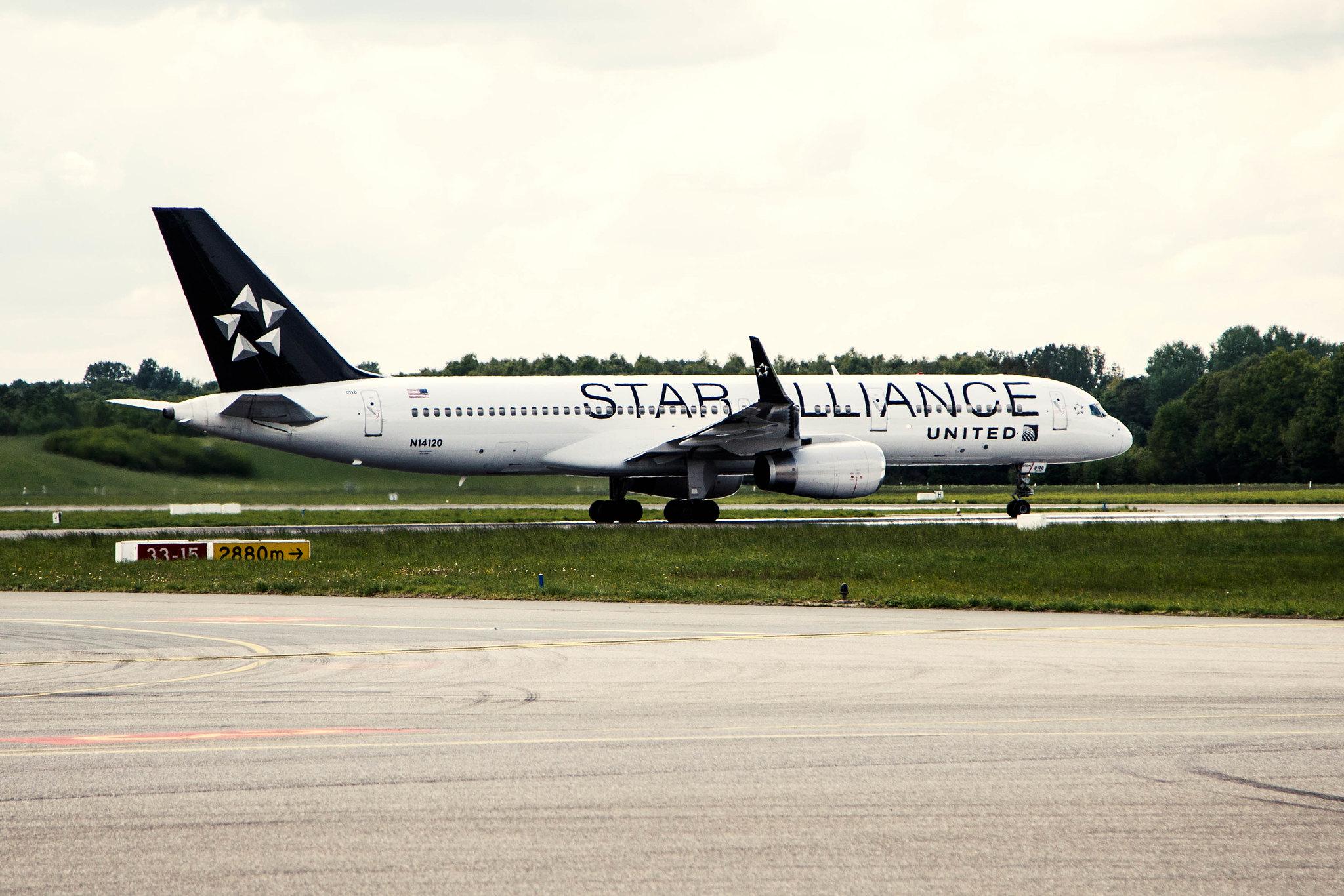 Hamburg Airport: United Airlines (UA / UAL) |  Livery: Star Alliance Livery |  Boeing 757-224 B752 | N14120 | MSN 27562