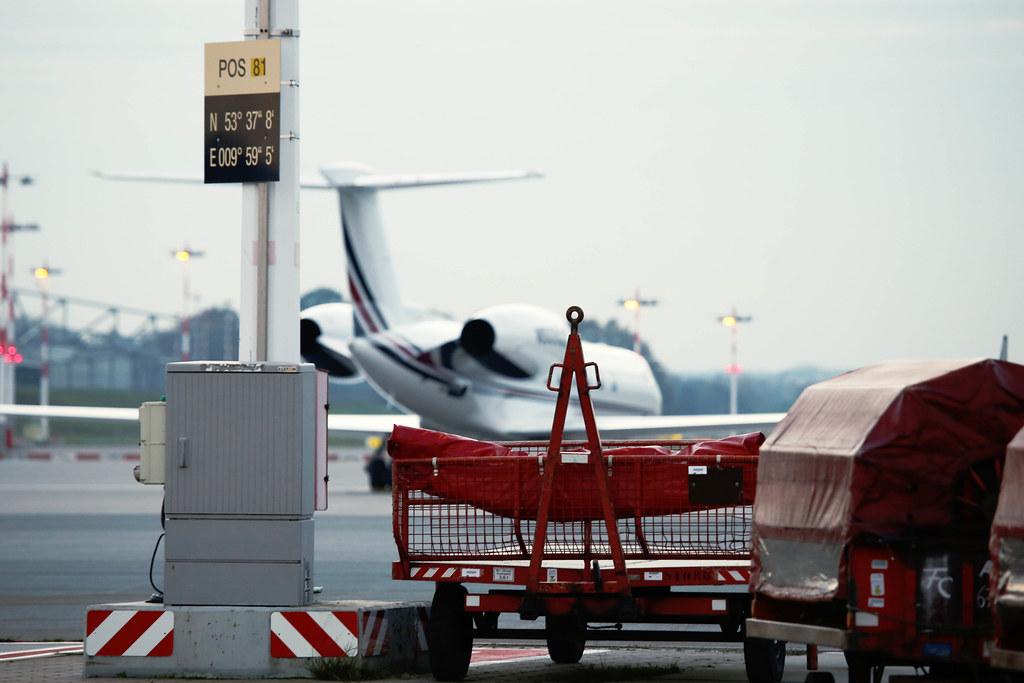 Hamburg Airport: Vorfeld Position 81 |