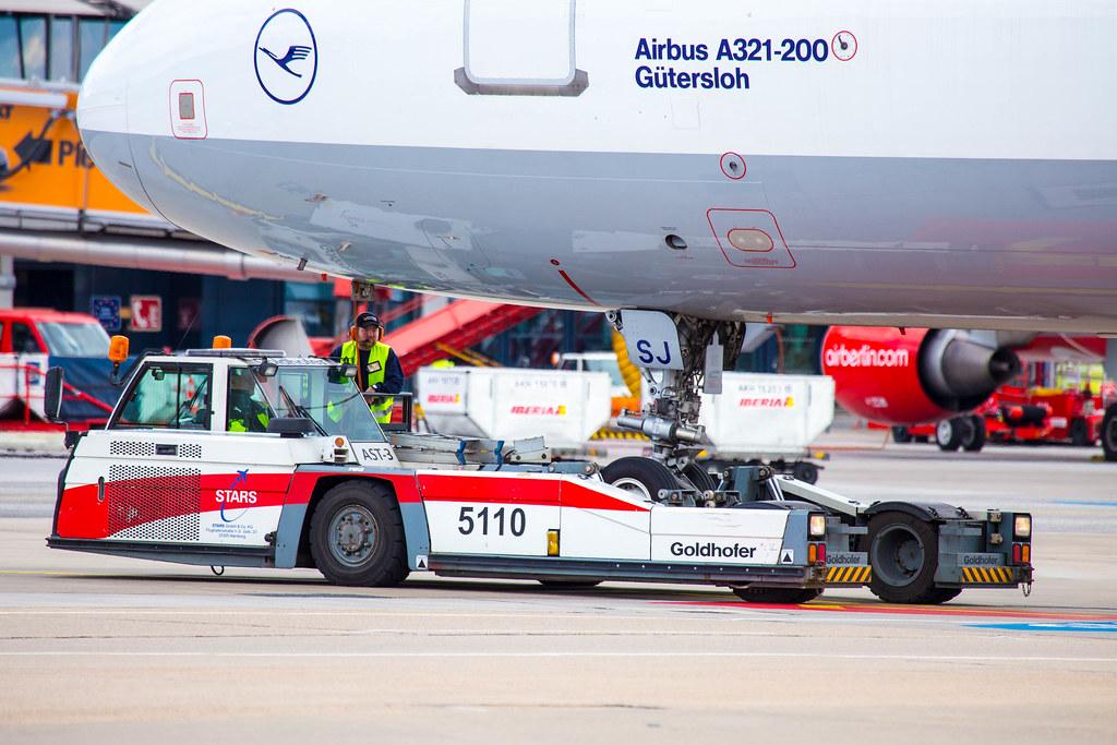 2. Vorfeldrundfahrt: Pushback eines A321-200 von Lufthansa