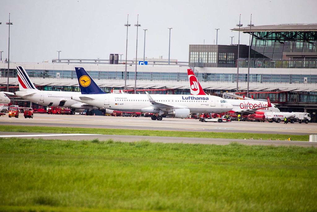 3. Vorfeldrundfahrt: Flugzeuge am Terminal