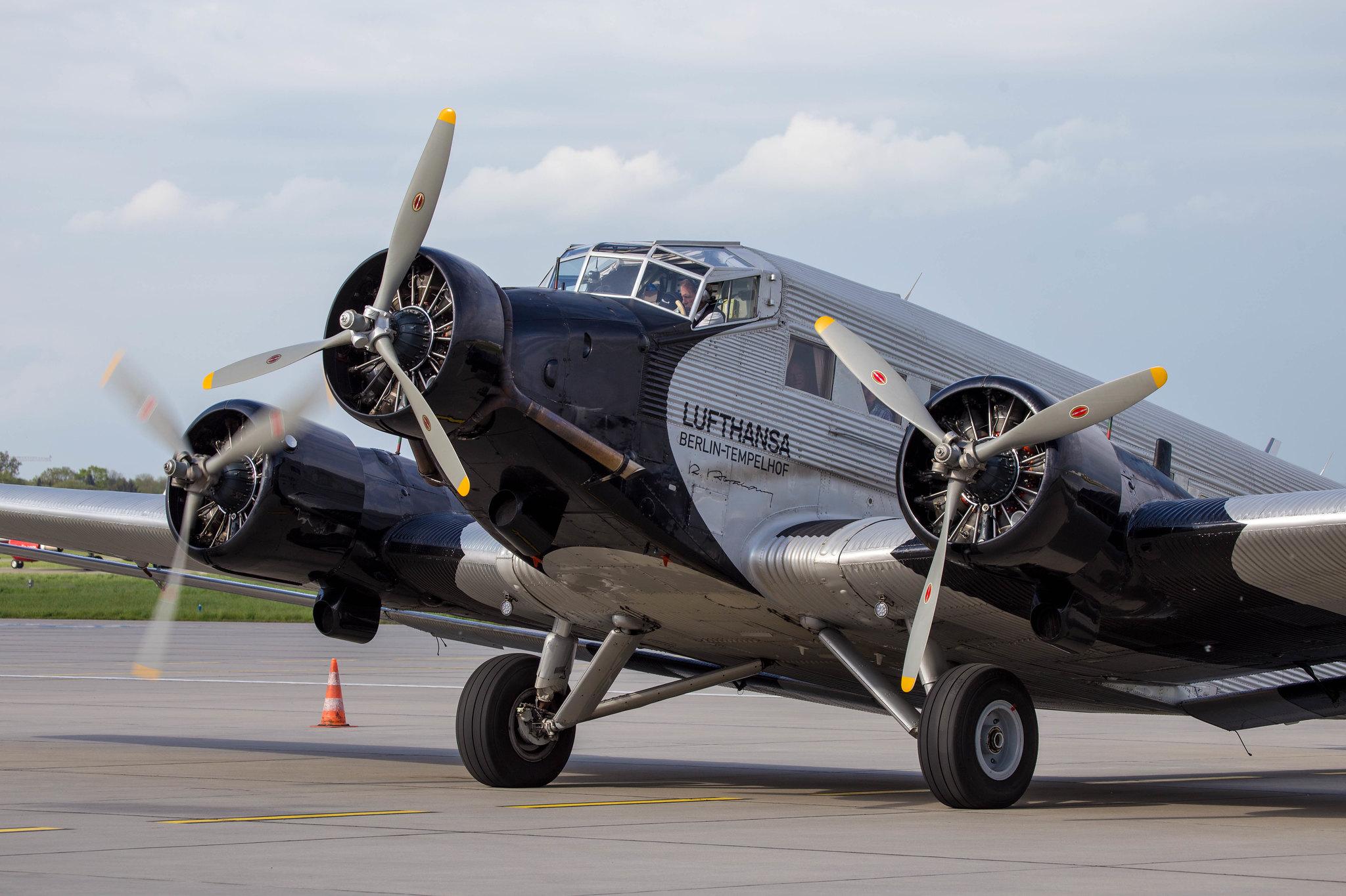 Hamburg Airport: Lufthansa Traditionsflug |  Junkers Ju 52/3mg8e JU52 | D-CDLH (D-AQUI) | MSN 130714