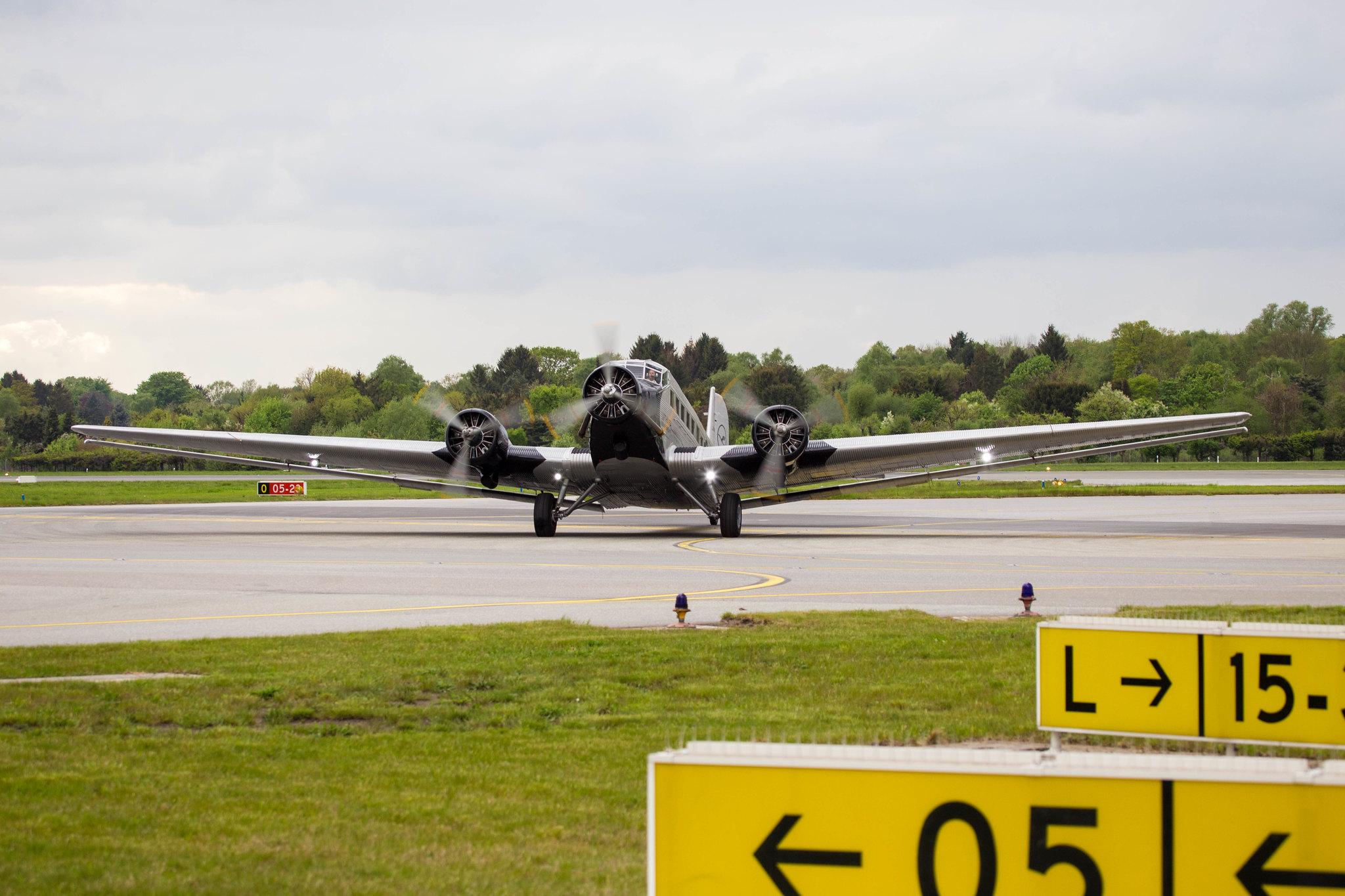 Hamburg Airport: Lufthansa Traditionsflug |  Junkers Ju 52/3mg8e JU52 | D-CDLH (D-AQUI) | MSN 130714