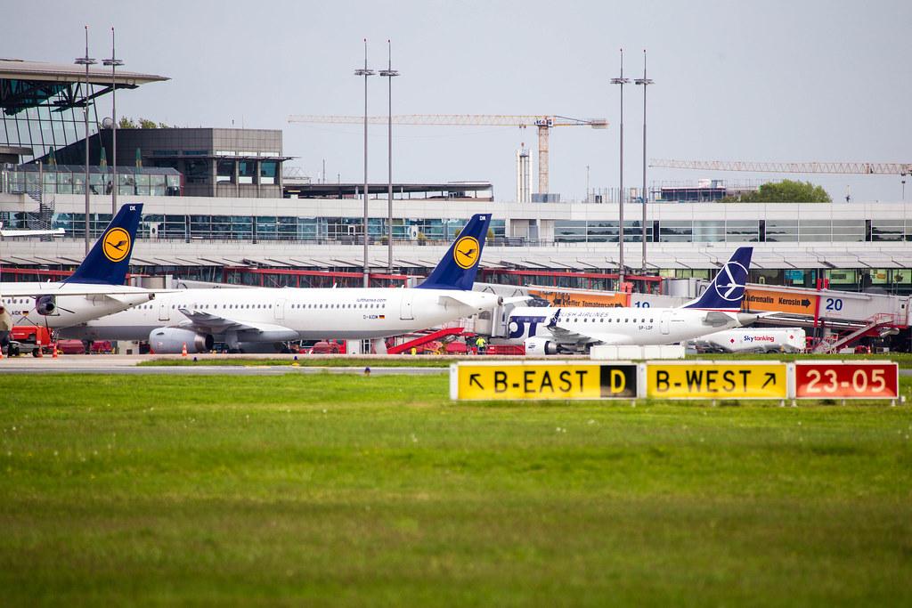 3. Vorfeldrundfahrt: Flugzeuge am Terminal