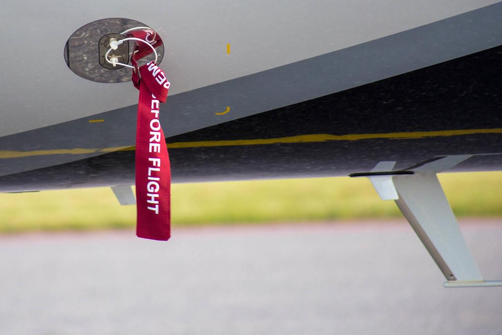 Hamburg Airport: Remove Before Flight |