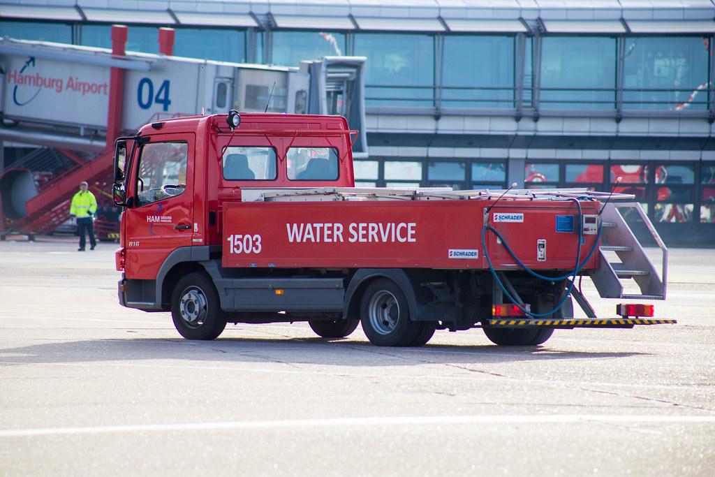 Hamburg Airport: Water Service 1503 |