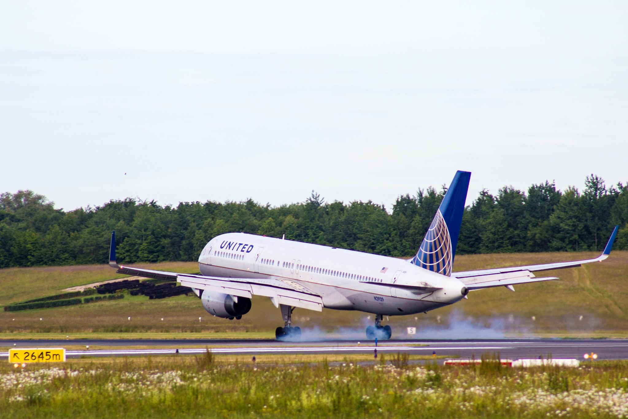 Hamburg Airport: United Airlines (UA / UAL) |  Boeing 757-224 B752 | N29129 | MSN 28969
