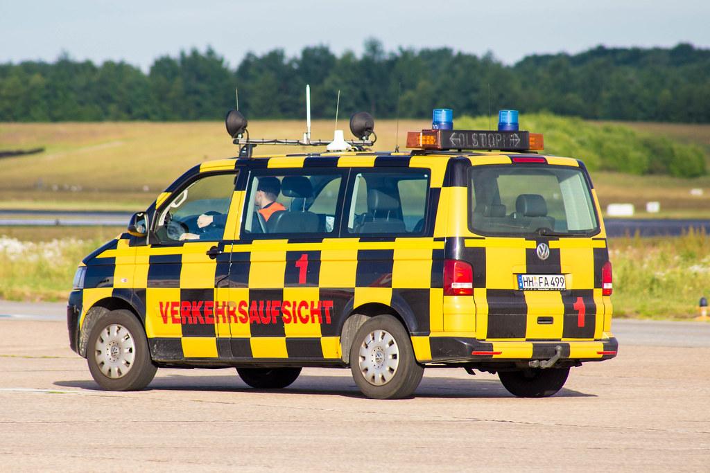 Hamburg Airport: Verkehrsaufsicht 1 | Follow Me