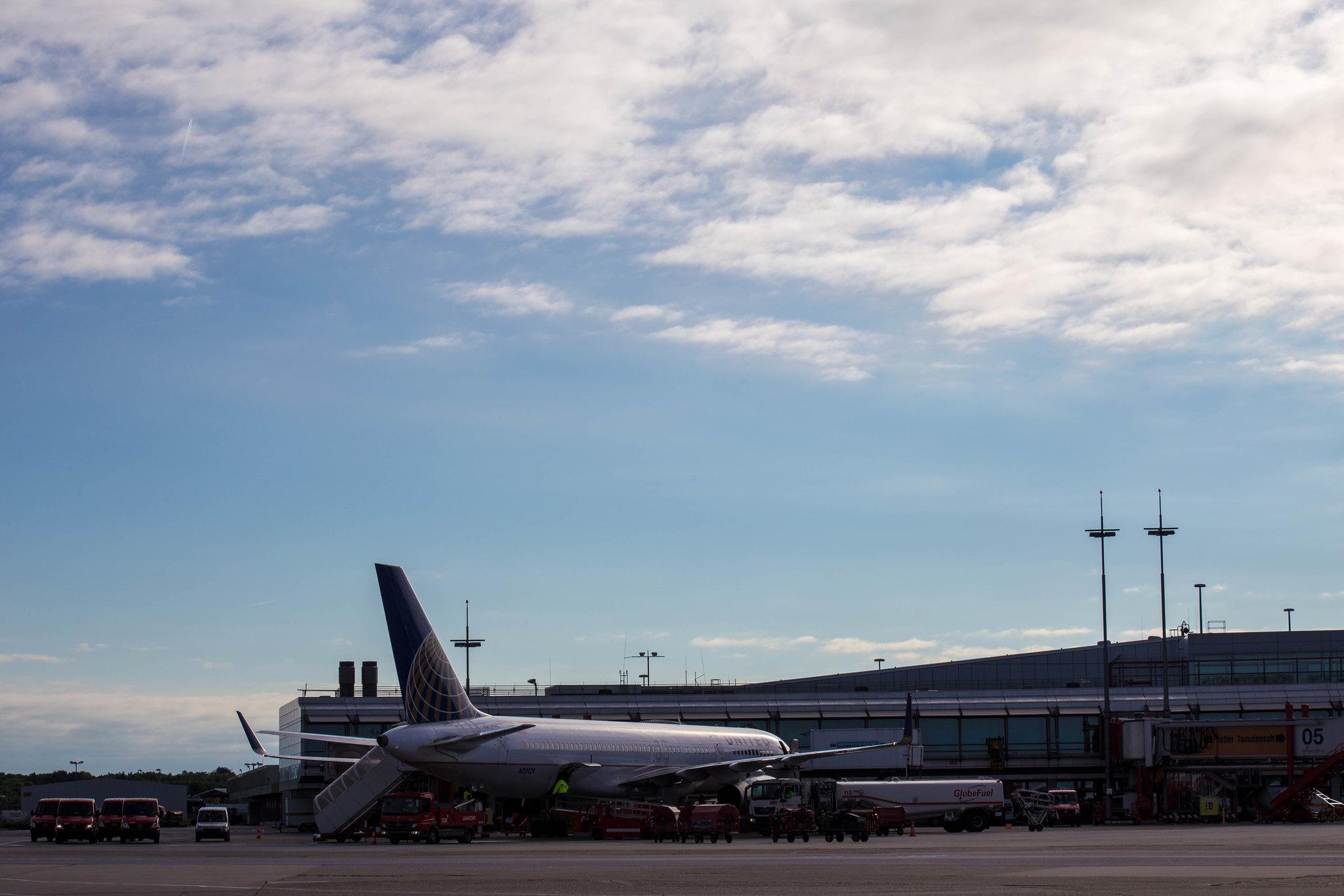 Hamburg Airport: United Airlines (UA / UAL) |  Boeing 757-224 B752 | N29129 | MSN 28969