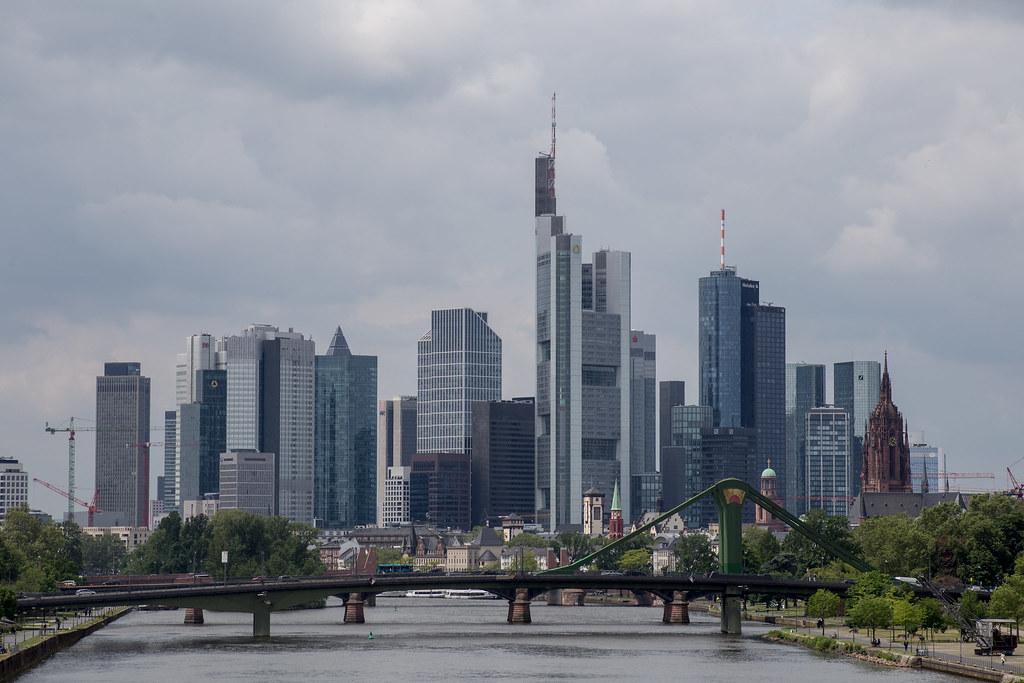 Frankfurt am Main: Skyline von Frankfurt mit der Flößerbrücke im Vordergrund