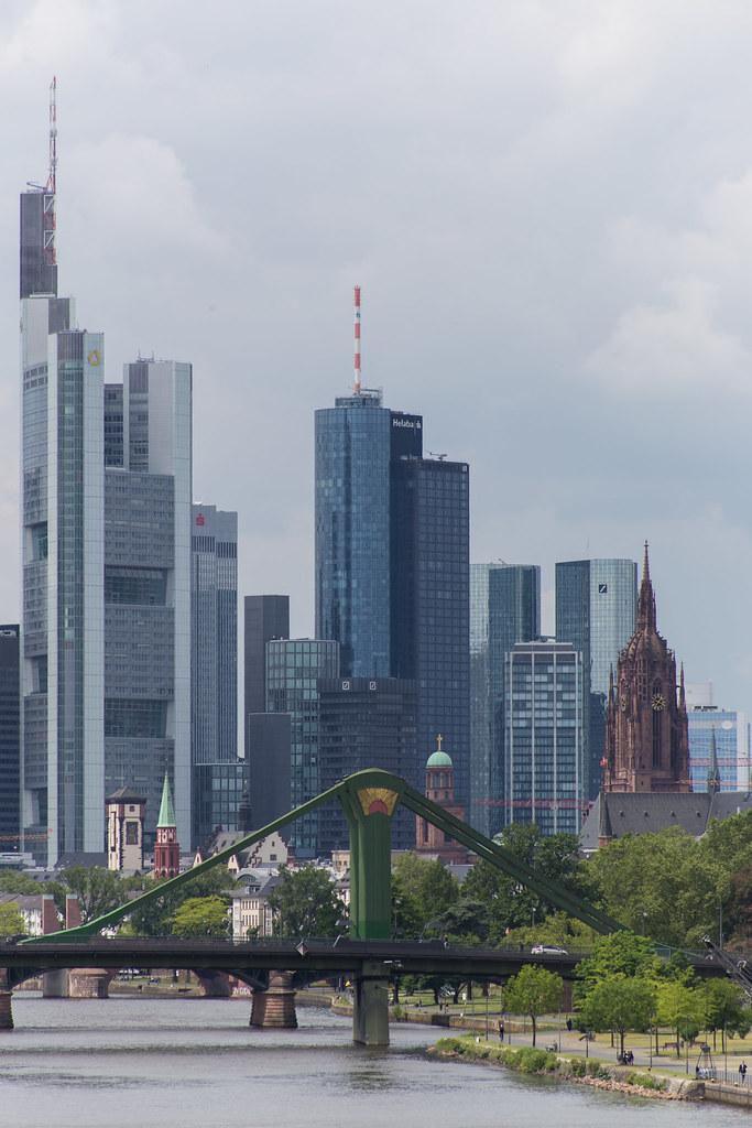 Frankfurt am Main: Skyline von Frankfurt mit der Flößerbrücke im Vordergrund