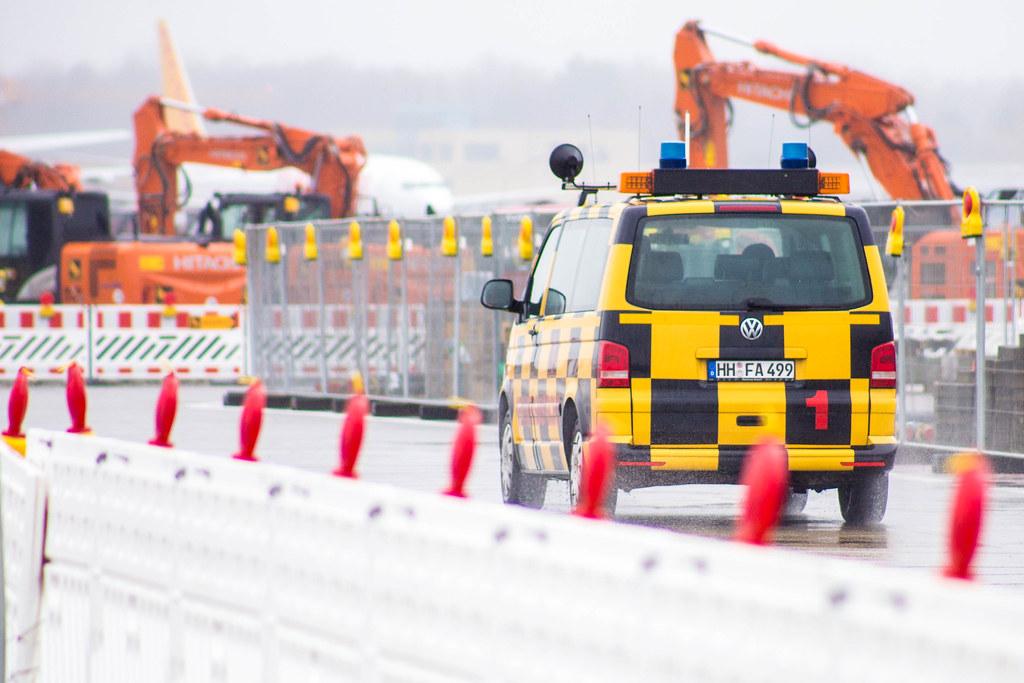 Hamburg Airport: Verkehrsaufsicht 1 | Follow Me