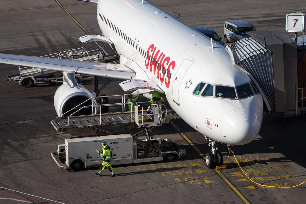 Flughafen Berlin Tegel (TXL): Swiss Maschine am Finger 7 am Airport