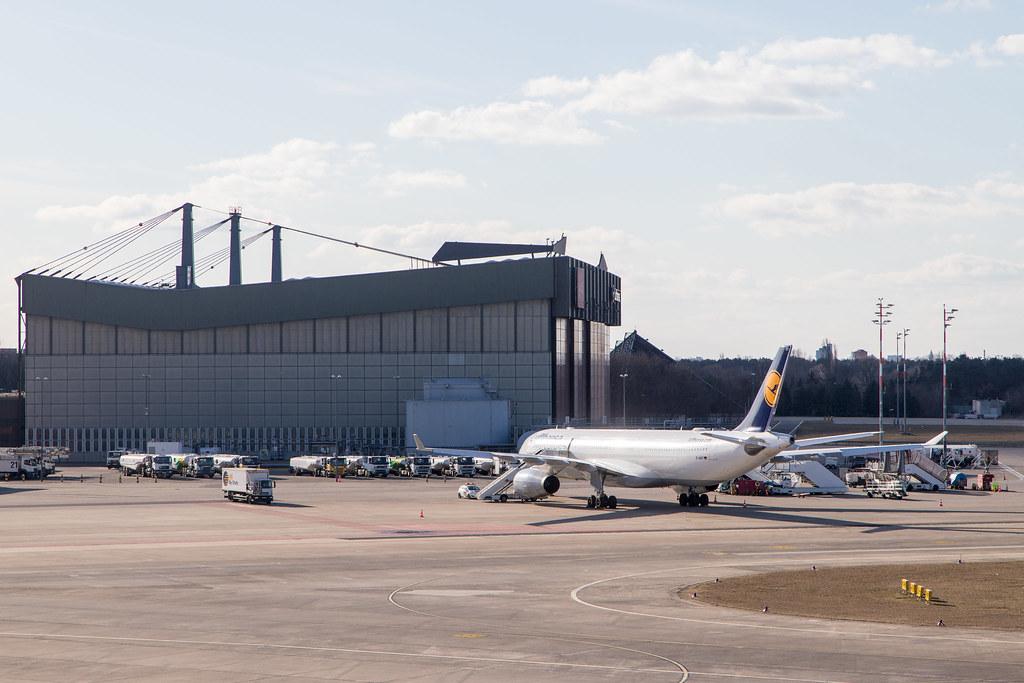 Flughafen Berlin Tegel (TXL): Vorfeld mit Lufthansa Airbus A321