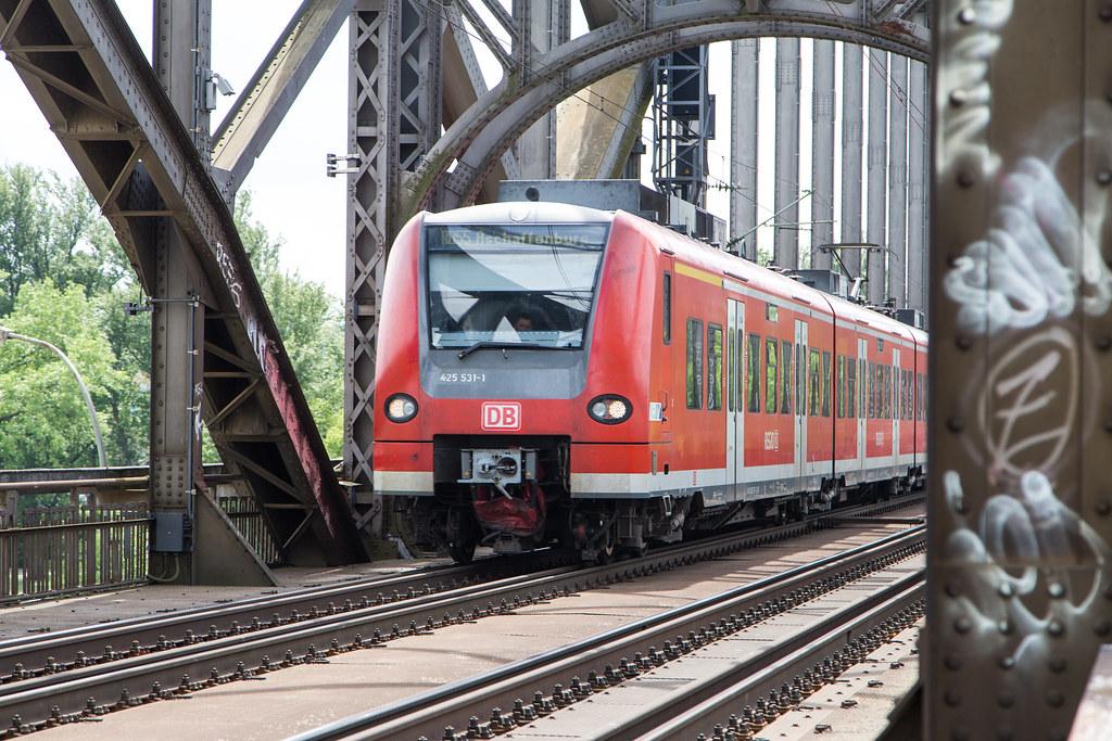 Frankfurt am Main: DB-Baureihe 425