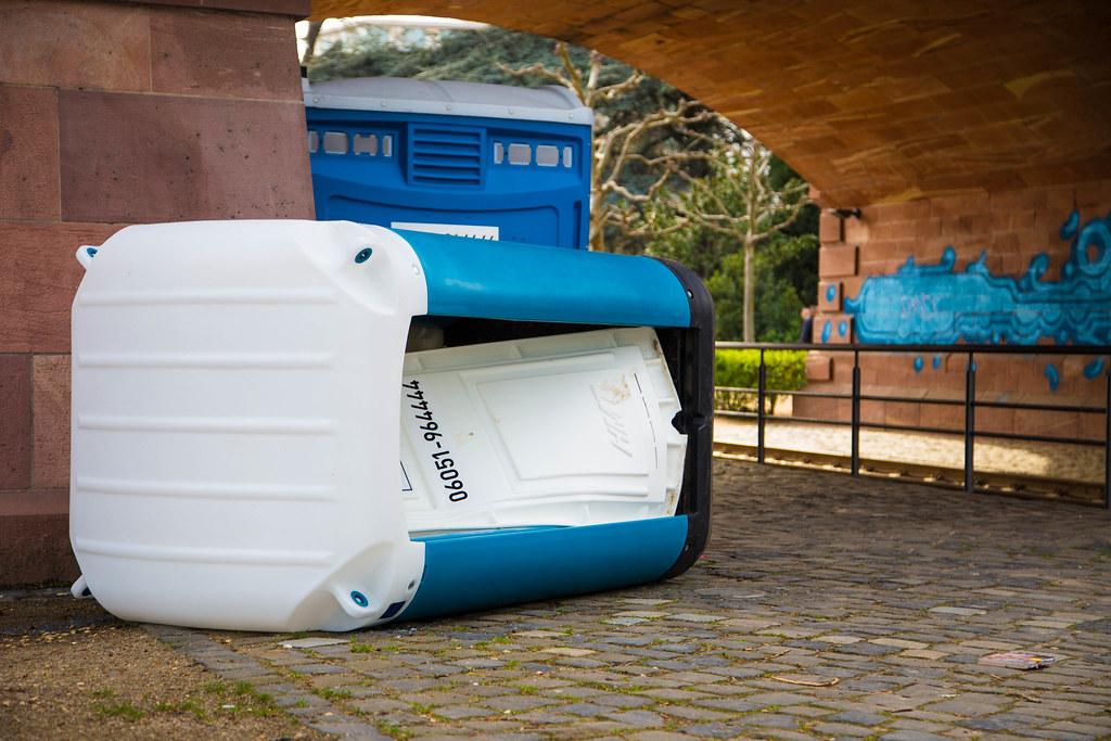 Frankfurt am Main: Umkgekippte Mobile Toilette