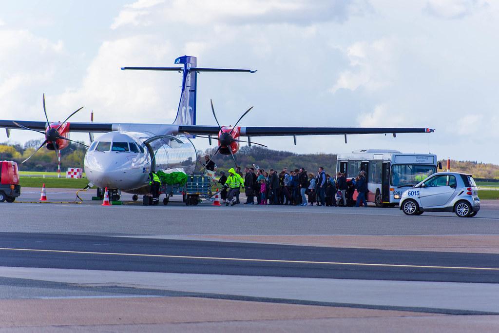 2. Vorfeldrundfahrt 2016: Passiere steigen ein: SAS ATR 72-600 (OY-JZA)