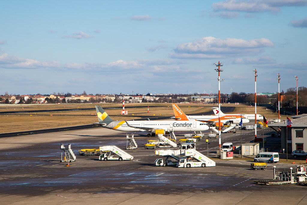 Flughafen Berlin Tegel (TXL): Vorfeld mit Condor, Easyjet