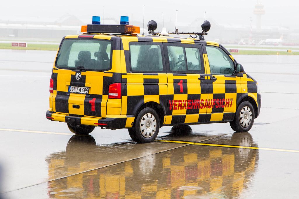 Hamburg Airport: Verkehrsaufsicht | Follow Me