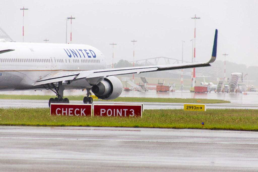 Hamburg Airport: United Airlines (UA / UAL) |  Boeing 767-322(ER) B763 | N670UA | MSN 29240