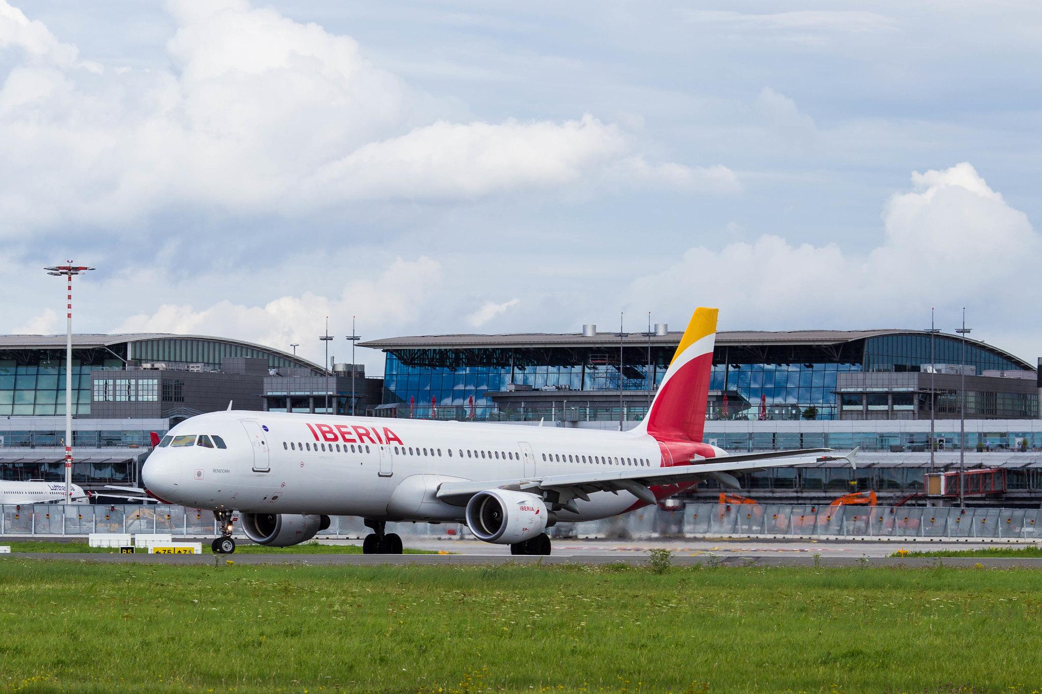 Hamburg Airport: Iberia (IB / IBE) |  Airbus A321-212 A321 | EC-HUH | MSN 1021