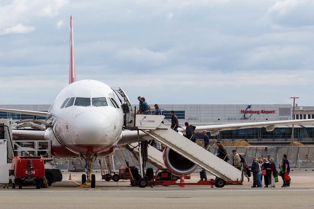 6. Vorfeldrundfahrt 2016: Passagiere besteigen ein Flugzeug am Hamburg Airport