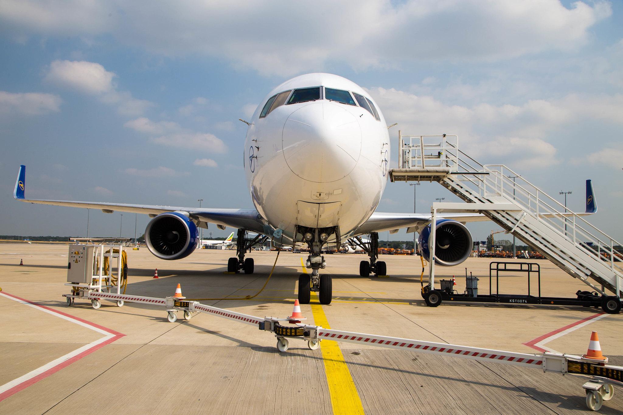 Frankfurt Airport: Condor (DE / CFG) |  Boeing 767-330(ER) B763 | D-ABUE | MSN 26984