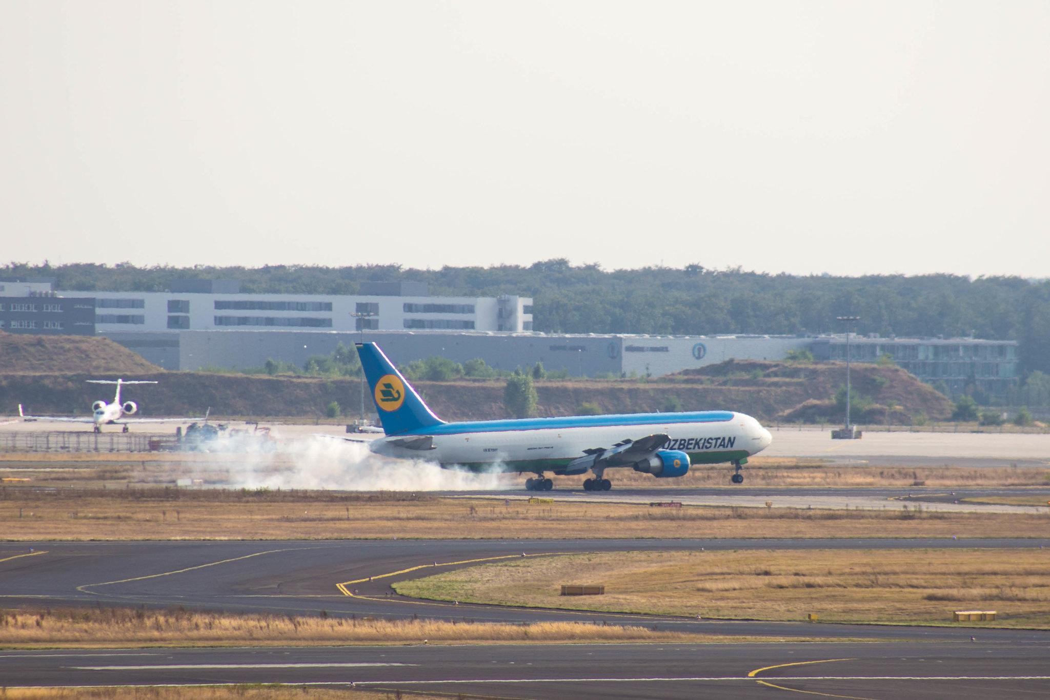Frankfurt Airport: Uzbekistan Airways (HY / UZB) |  Boeing 767-33P(ER)(BCF) B763 | UK-67001 | MSN 28370