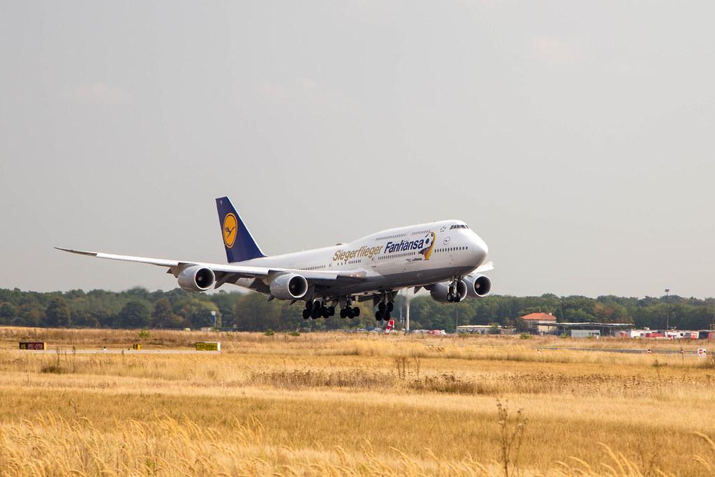 Spottertour am FRA: Lufthansa Boing 747-8 D.ABYI mit Sonderlackierung Siegerflieger Fanhansa