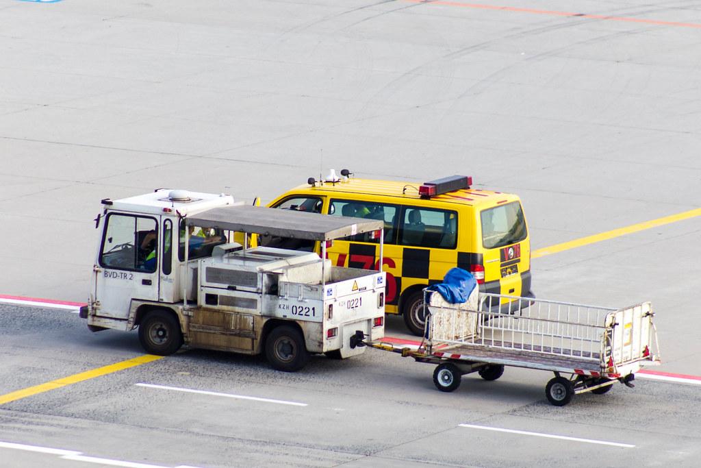 Frankfurt Airport: Fahrzeuge auf dem Vorfeld |