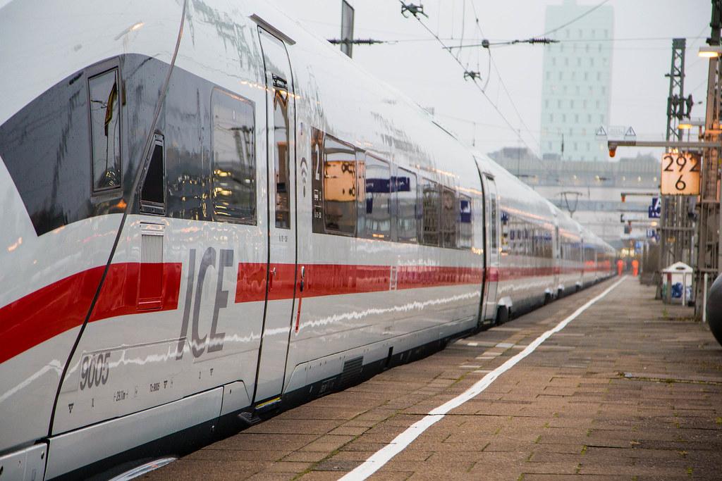 ICE 4 (9005) bei Einfahrt in Hamburg-Altona