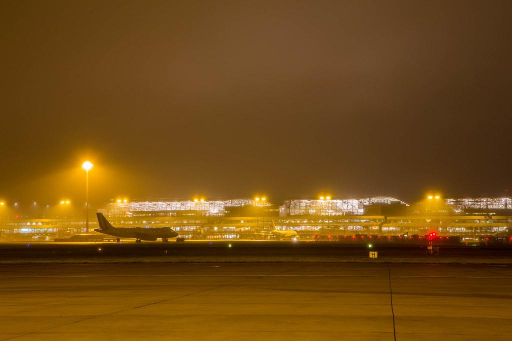 Hamburg Airport: Terminals bei Nacht |