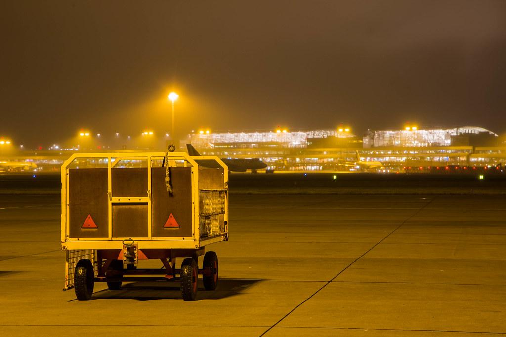 Hamburg Airport: Gepäckwagen auf dem Vorfeld |