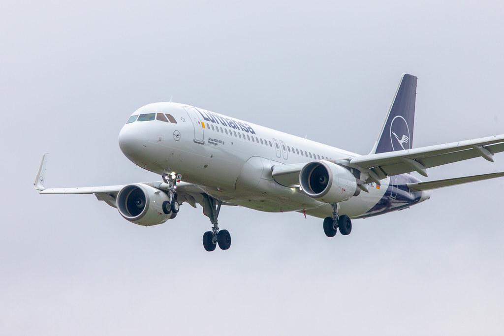 London Heathrow Airport: Lufthansa (LH / DLH) |  Airbus A320-214 A320 | D-AIWC | MSN 8667