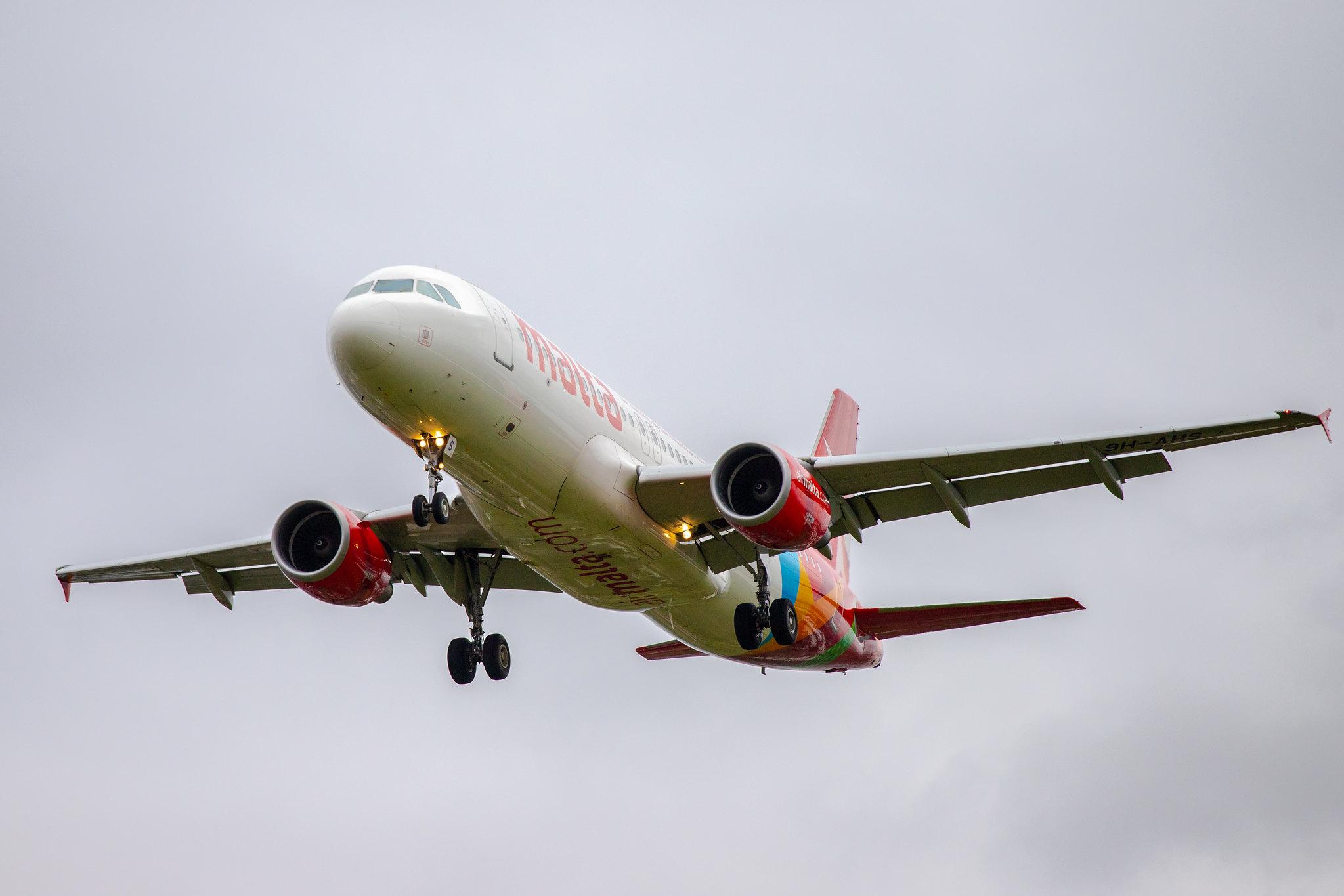 London Heathrow Airport: Air Malta (KM / AMC) |  Airbus A320-214 A320 | 9H-AHS | MSN 5086