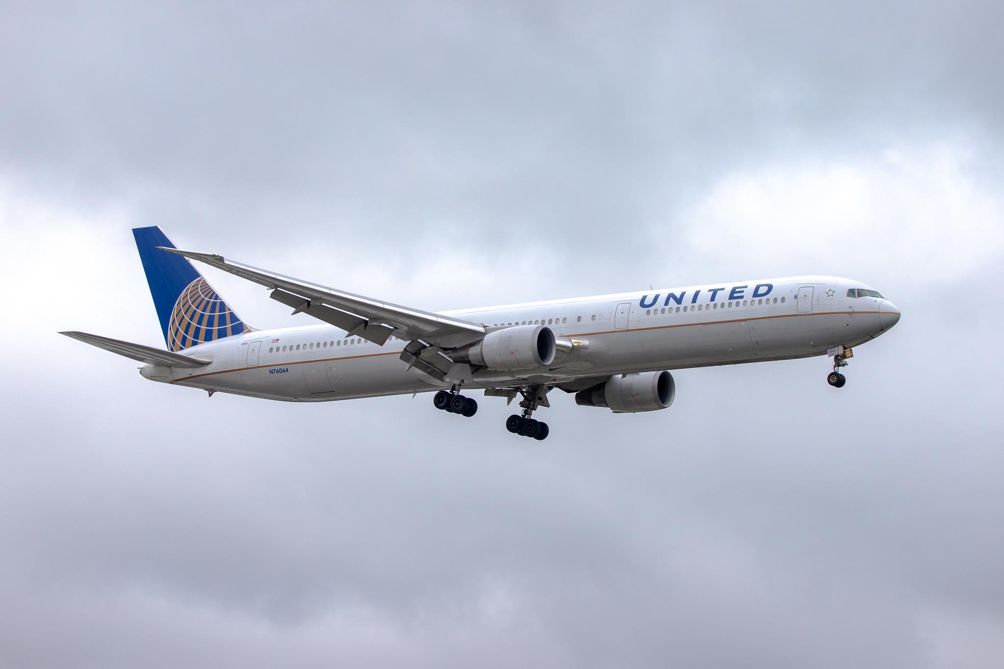 London Heathrow Airport: United Airlines (UA / UAL) |  Boeing 767-424(ER) B764 | N76064 | MSN 29459