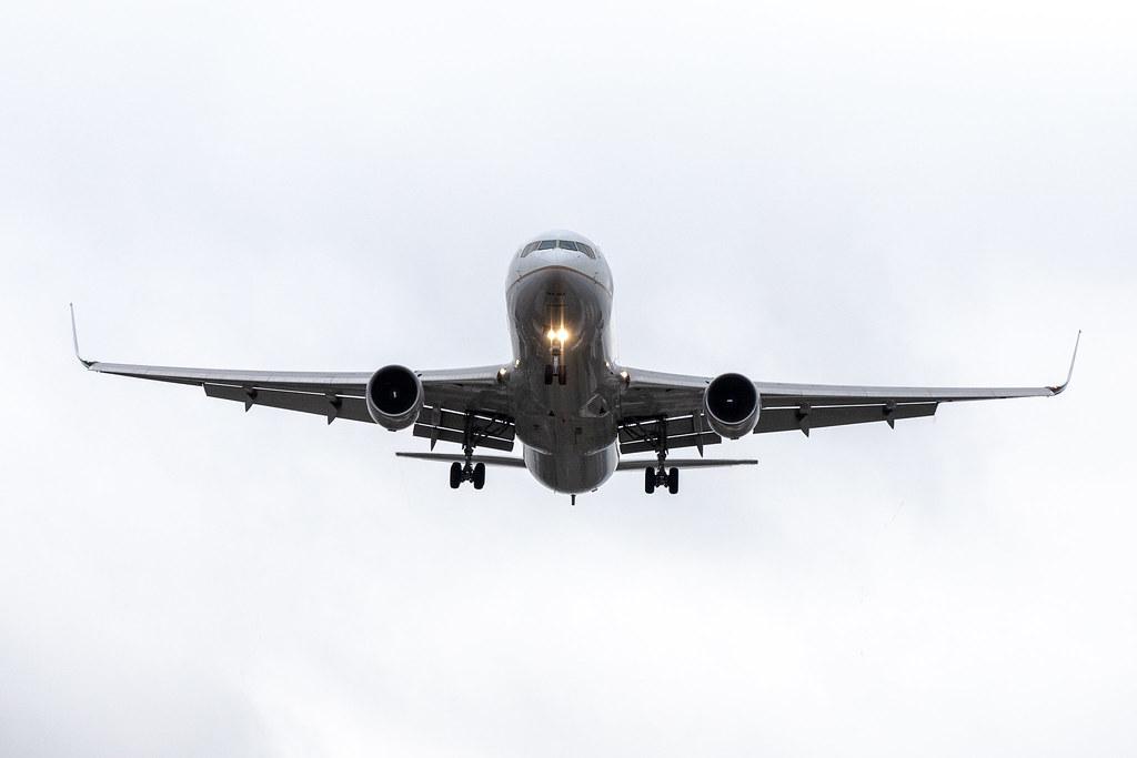 London Heathrow Airport: United Boeing 767 |