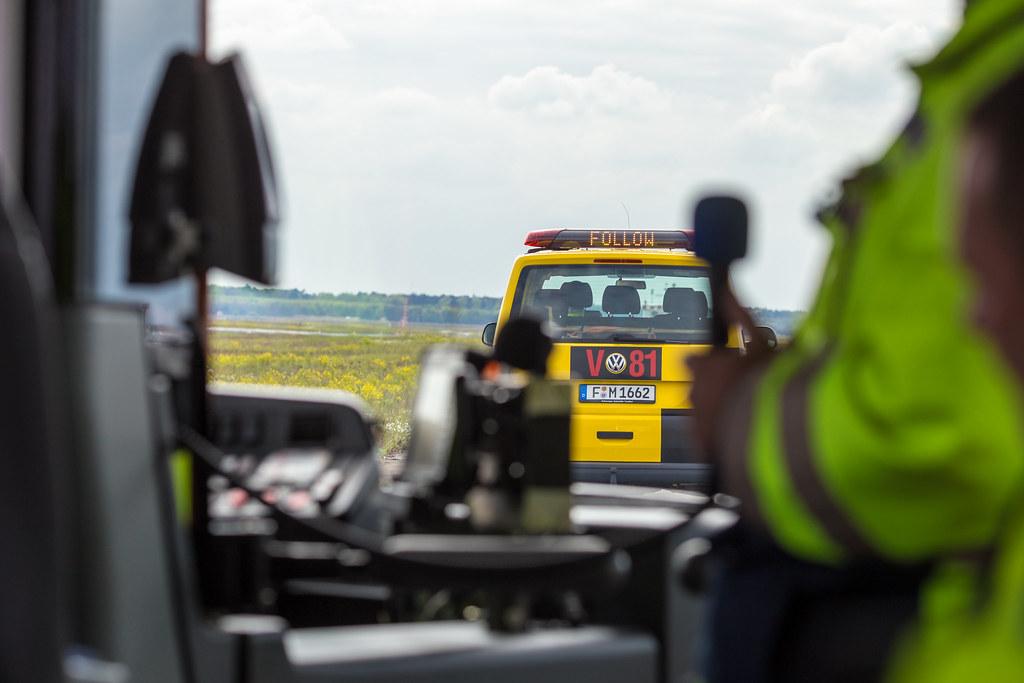 Frankfurt Airport: FOLLOW ME | V81