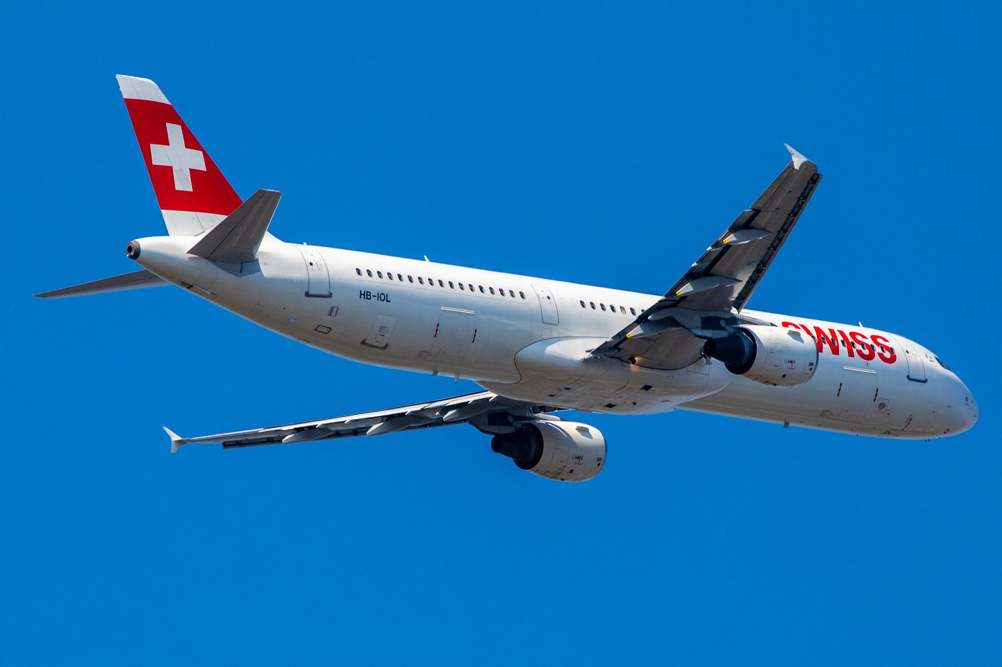 Hamburg Airport: Swiss (LX / SWR) |  Airbus A321-111 A321 | HB-IOL | MSN 1144