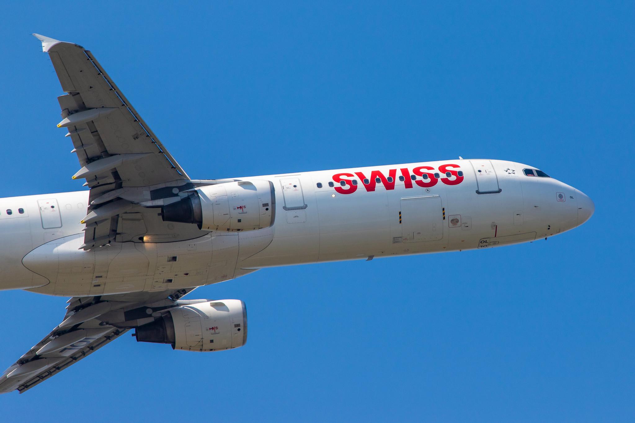 Hamburg Airport: Swiss (LX / SWR) |  Airbus A321-111 A321 | HB-IOL | MSN 1144