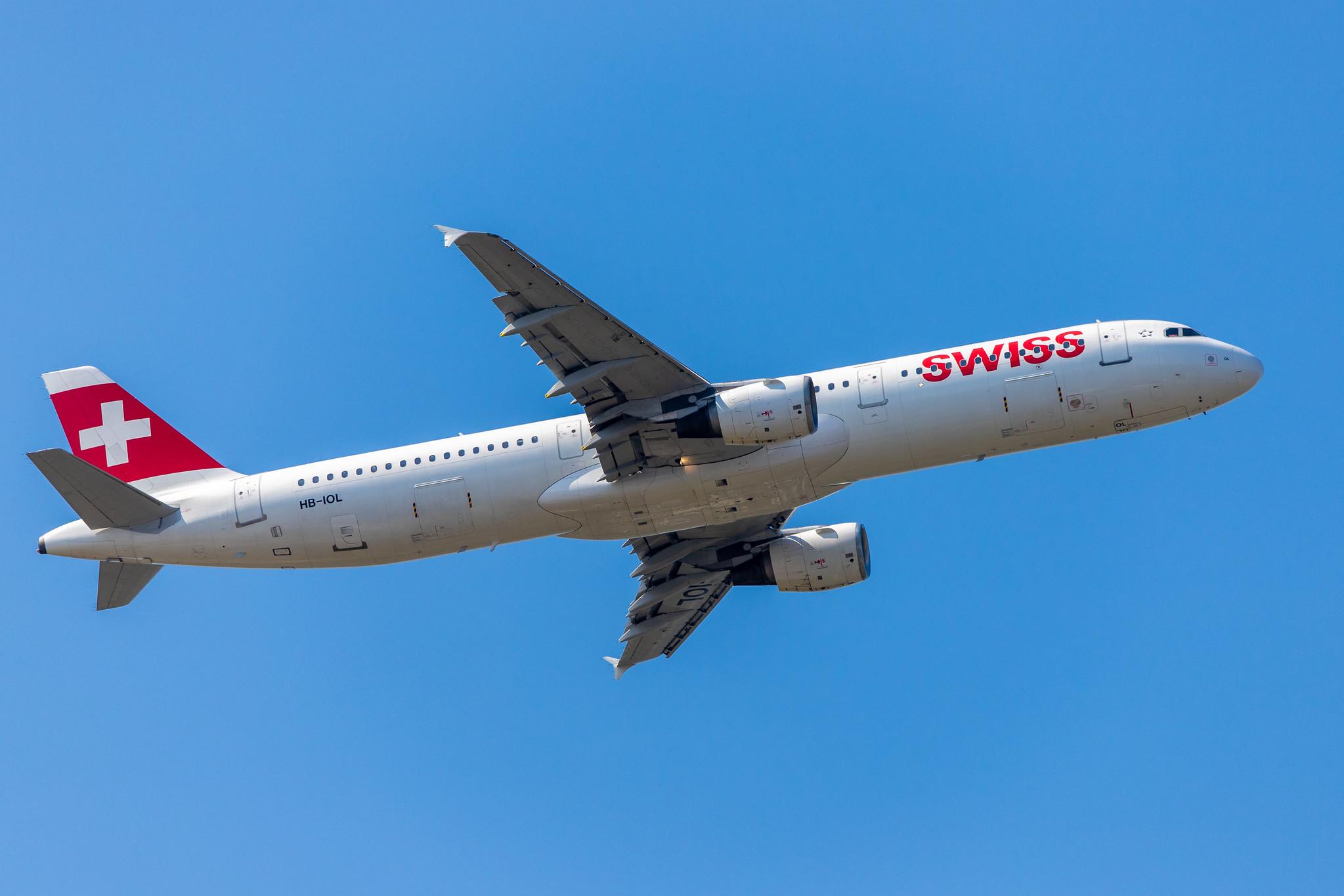 Hamburg Airport: Swiss (LX / SWR) |  Airbus A321-111 A321 | HB-IOL | MSN 1144