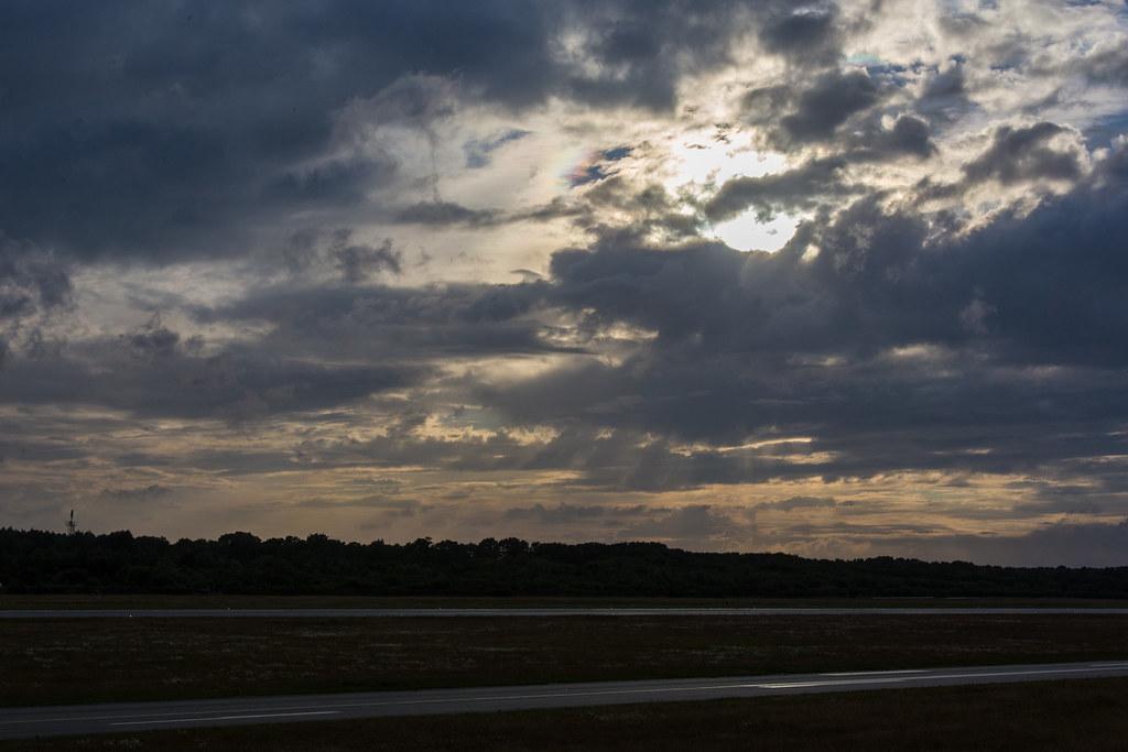 Hamburg Airport: Wolken über dem Hamburg Airport |