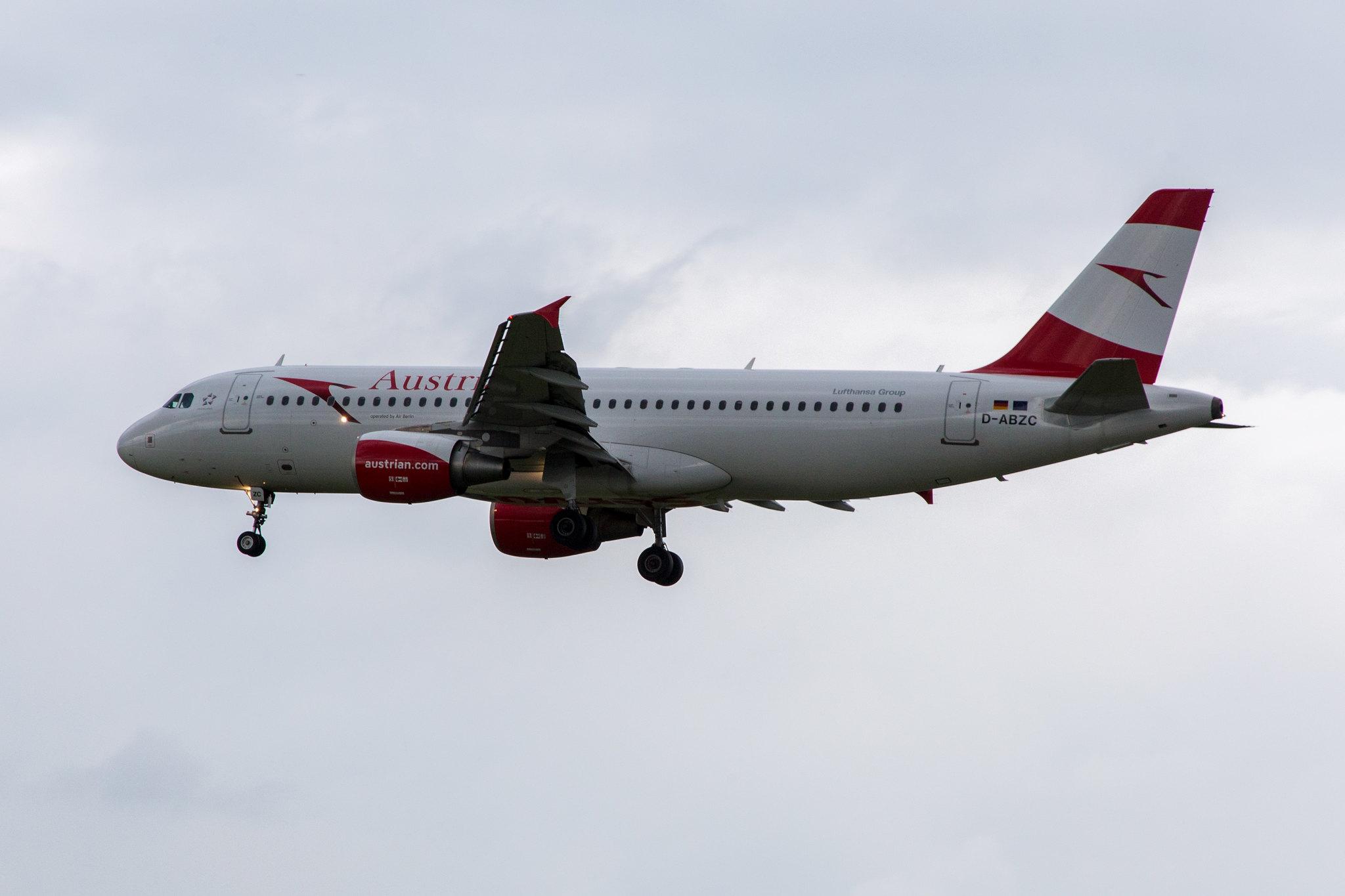 Hamburg Airport: Austrian Airlines (OS / AUA) | Operator: Air Berlin | Airbus A320-216 A320 | D-ABZC | MSN 3502