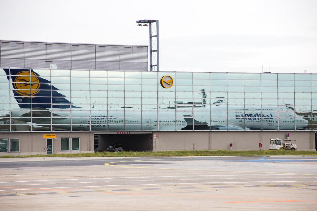 Spottertour am FRA: Terminalgebäude mit Spiegelung Lufthansa Boeing 747
