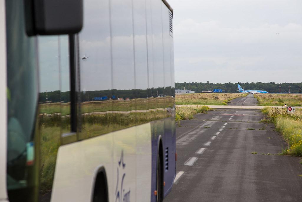 Spottertour am FRA: Bus auf dem Versorgungsweg zwischen den Start- und Landebahnen |