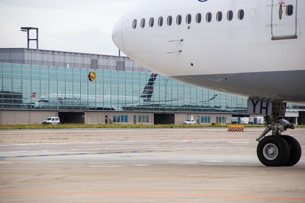 Spottertour am FRA: Terminal mit Spiegelung einer LATAM Maschine