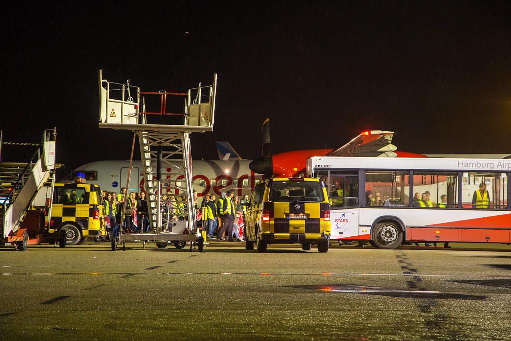 Hamburg Airport: Air Berlin Mitarbeiter bei der letzten Air Berlin Landung in Hamburg