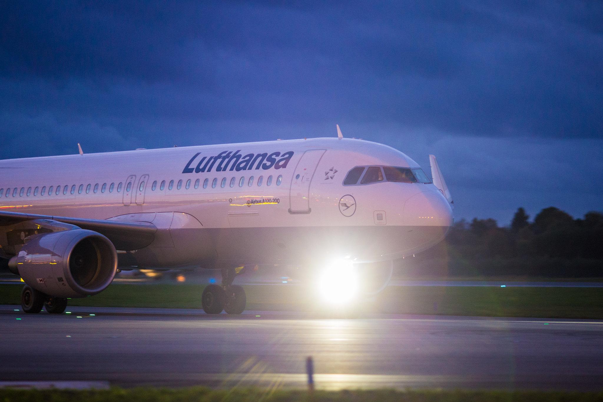 Hamburg Airport: Lufthansa (LH / DLH) |  Airbus A320-214 A320 | D-AIUR | MSN 6985