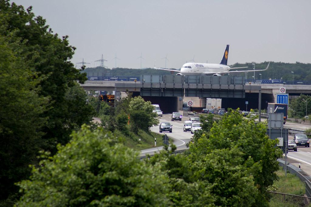 Frankfurt Airport: Lufthansa Flugzeug auf dem Taxiway über der BAB Autobahn 3 am Frankfurt Airport |